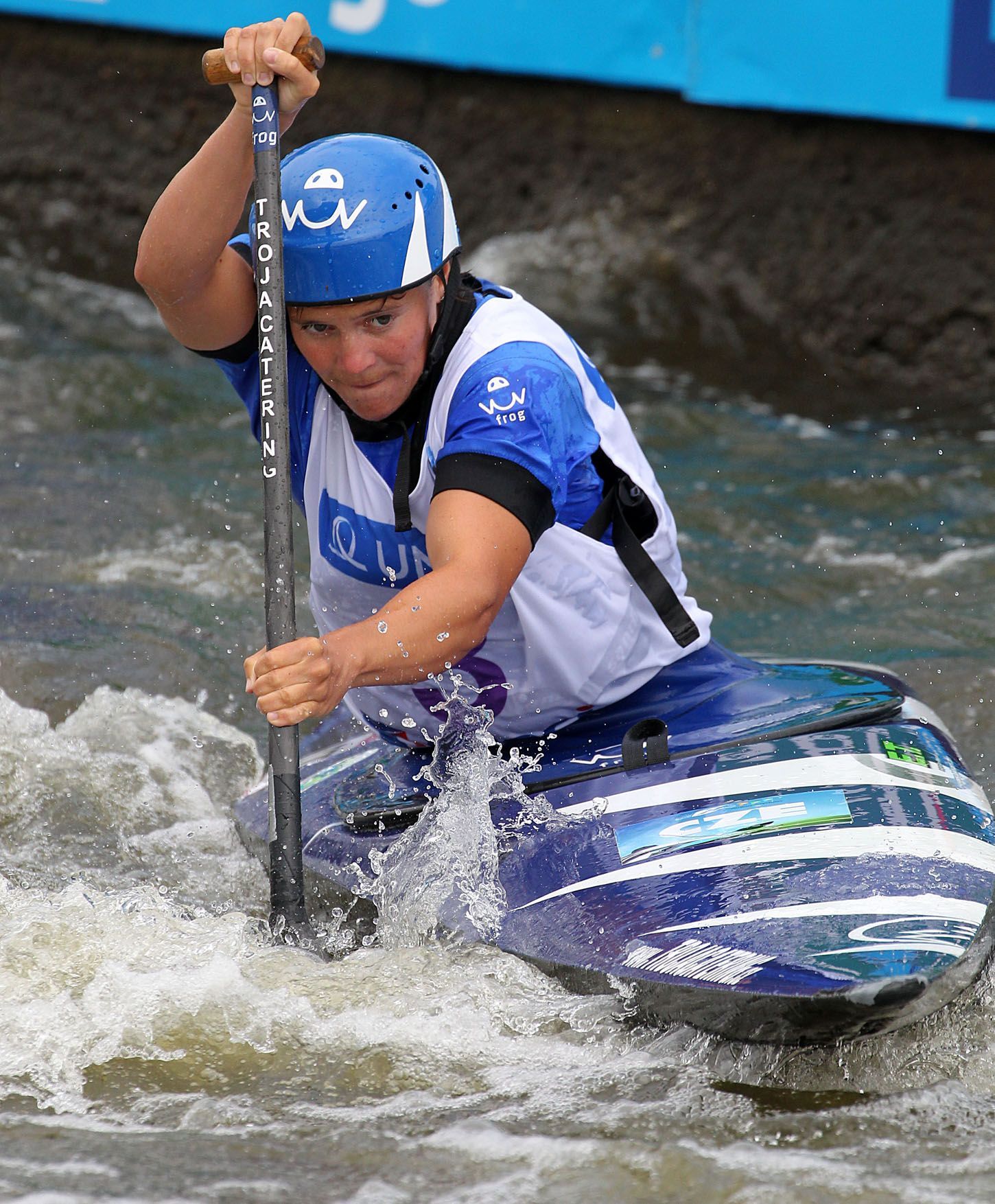 Vodní slalomářka Kateřina Hošková z České republiky na Světovém poháru 2012 v pražské Tróji.