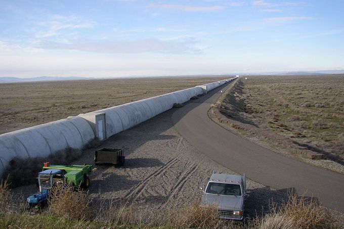 Severní rameno detektoru LIGO v Hanfordu ve státe Washington.