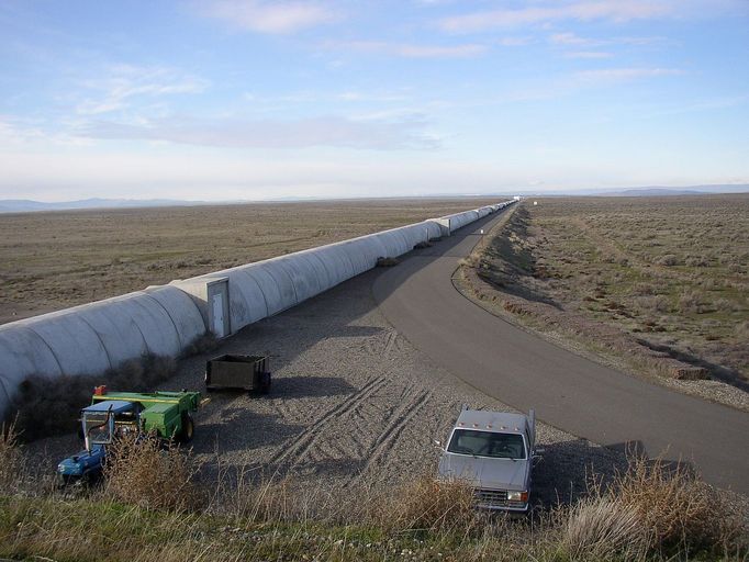 Severní rameno detektoru LIGO v Hanfordu ve státe Washington.