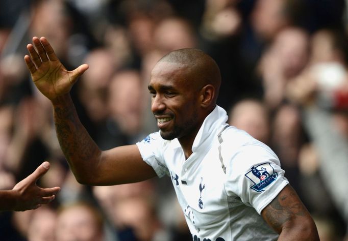 Fotbalista Tottenhamu Jermain Defoe slaví svůj gól v utkání anglické Premier League 2012/13 proti Chelsea.