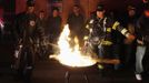 Members of the fire department extinguish a campfire built by people to keep warm in the aftermath of Hurricane Sandy in the lower east side in New York October 31, 2012. New York City and the sodden U.S. Northeast began an arduous journey back to normal on Wednesday after mammoth storm Sandy killed at least 64 people in a rampage that swamped coastal cities and cut power to millions. REUTERS/Carlo Allegri (UNITED STATES - Tags: SOCIETY ENVIRONMENT DISASTER) Published: Lis. 1, 2012, 3:28 dop.