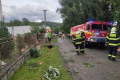 Slovenskou obcí Petkovce se prohnalo tornádo. Bralo střechy a strhlo vedení