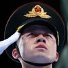 Čínský voják salutuje během slavnostního zakončení ZOH 2022 v Pekingu