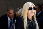 S návrhářem Armanim se v Miláně přišly rozloučit stovky lidí včetně Donatelly Versace
