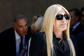 S návrhářem Armanim se v Miláně přišly rozloučit stovky lidí včetně Donatelly Versace