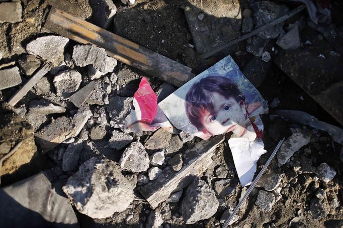 A picture of a child lies among the rubble of a destroyed house, after what witnesses said was an Israeli air strike, in Gaza City November 20, 2012. The U.N. chief called for an immediate ceasefire in the Gaza Strip on Tuesday and U.S. Secretary of State Hillary Clinton headed to the region with a message that escalation of the week-long conflict was in nobody's interest. REUTERS/Mohammed Salem (GAZA - Tags: CONFLICT) Published: Lis. 20, 2012, 8:53 dop.