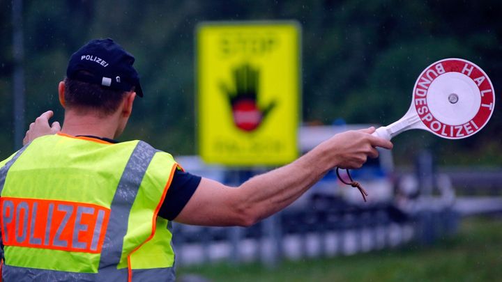 Pozor, hrozí pokuta. Netradiční i bizarní dopravní předpisy řidičům zamotají hlavy