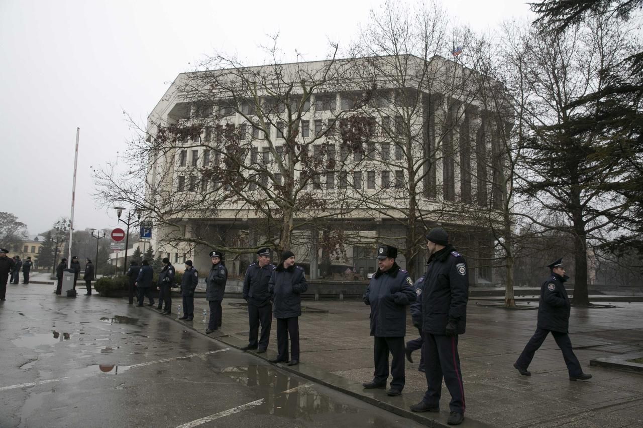 Policie před budovou krimského parlamentu