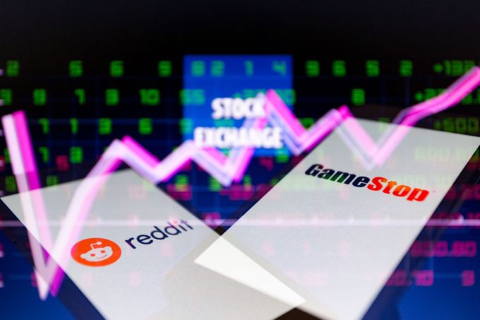 Drobní investoři ze sociální sítě Reddit zahýbali například s akciemi firmy GameStop.