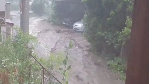 Prudké deště zasáhly Všenory na Berounce. Samotné ulice se proměnily v řeku