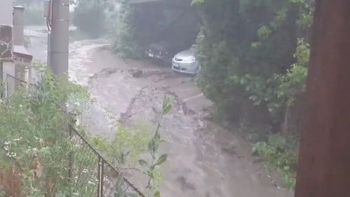 Prudké deště zasáhly Všenory. Ulice se proměnily v řeku
