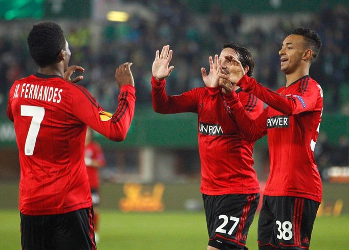 Fotbalisté Bayeru Leverkusen Junior Fernandes, Gonzalo Castro a Karim Bellarabi (zleva) proti Rapidu Vídeň v utkání Evropské ligy 2012/13.