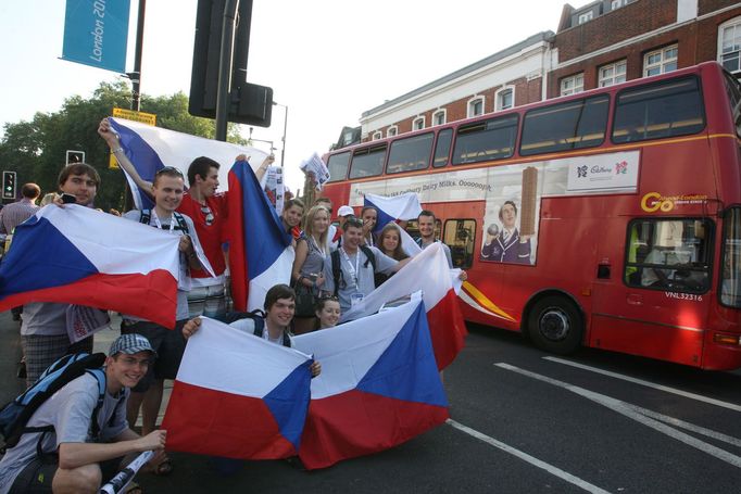 Olympijská štafeta v době probíhání kolem Českého domu den před Olympijskými hrami 2012.