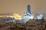 Historickému centru Prahy sníh sluší.
