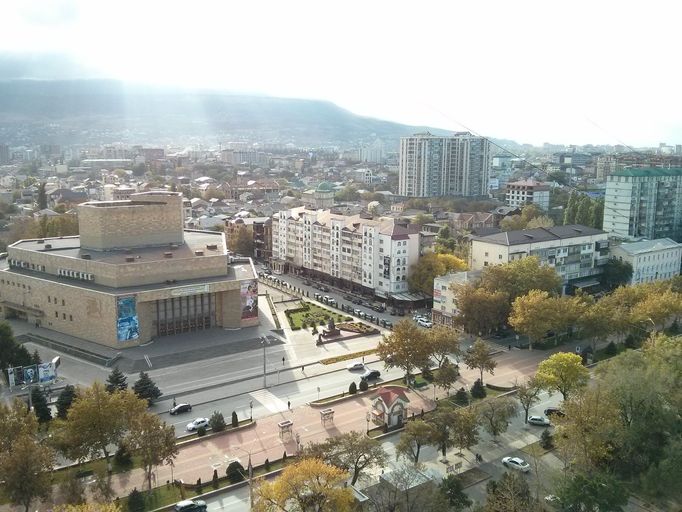 Moderní mrakodrapy a honosné bulváry Machačkalu nezdobí.