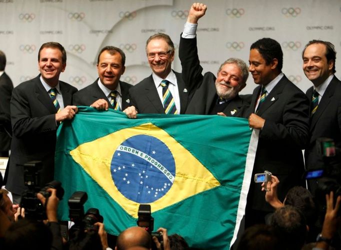 Máme to! Na snímku (zleva doprava) starosta Ria Eduardo Paes, guvernér Sergio Cabral, Prezident OH Rio de Janeiro 2016 Carlos Nuzman, brazilský prezident Luis Inacio Lula da Silva (se zvednutou pěstí), ministr sportu Orlando Silva a generální sekretář pro hry v Riu Carlo Osorio.