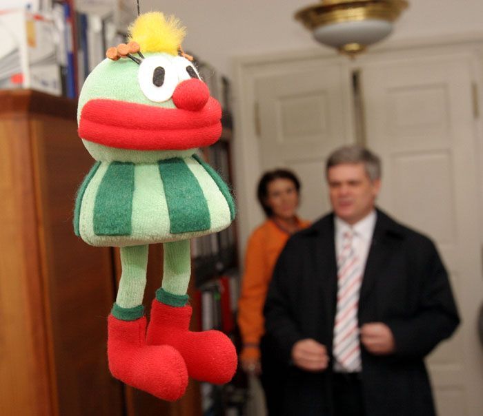 Ministr Tlustý přichází do své kanceláře ve sněmovně na online rozhovor