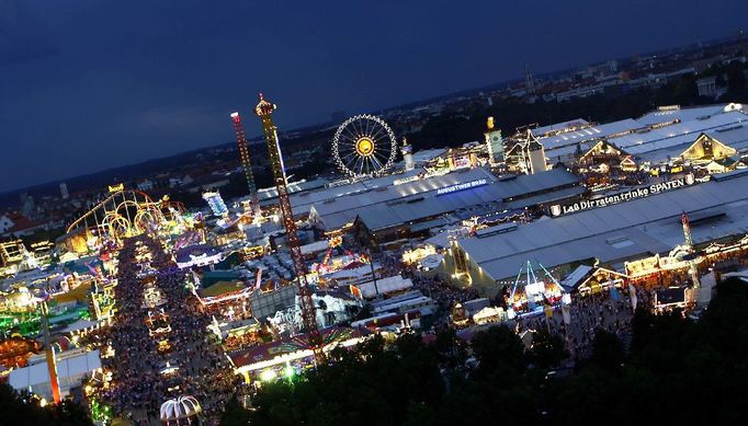 K Oktoberfestu patří neodmyslitelně i pouť.