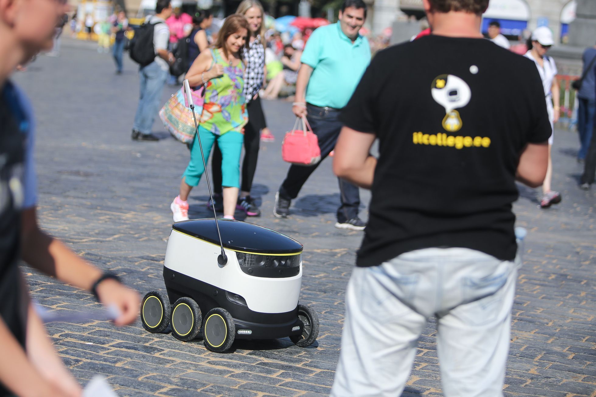 Samodoručovací robot firmy Starship Technologies prvně v Praze pro Rohlik.cz