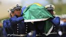 Guards carry the coffin of Oscar Niemeyer at the Brasilia Air Base December 6, 2012. Niemeyer, a towering patriarch of modern architecture who shaped the look of modern Brazil and whose inventive, curved designs left their mark on cities worldwide, died late on Wednesday. He was 104. Niemeyer had been battling kidney and stomach ailments in a Rio de Janeiro hospital since early November. His death was the result of a lung infection developed this week, the hospital said, little more than a week before he would have turned 105. REUTERS/Ueslei Marcelino (BRAZIL - Tags: OBITUARY SOCIETY) Published: Pro. 6, 2012, 7:54 odp.