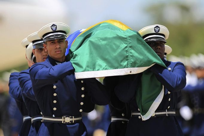 Guards carry the coffin of Oscar Niemeyer at the Brasilia Air Base December 6, 2012. Niemeyer, a towering patriarch of modern architecture who shaped the look of modern Brazil and whose inventive, curved designs left their mark on cities worldwide, died late on Wednesday. He was 104. Niemeyer had been battling kidney and stomach ailments in a Rio de Janeiro hospital since early November. His death was the result of a lung infection developed this week, the hospital said, little more than a week before he would have turned 105. REUTERS/Ueslei Marcelino (BRAZIL - Tags: OBITUARY SOCIETY) Published: Pro. 6, 2012, 7:54 odp.