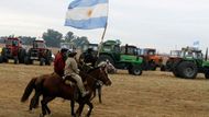 Stávkující farmáři používají všech dopravních prostředků. I těch nejtradičnějších