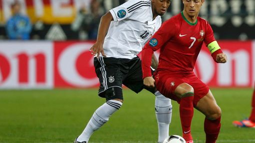 Jerome Boateng a Cristiano Ronaldo v souboji o míč během utkání Německa s Portugalskem v základní skupině B na Euru 2012.