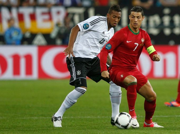 Jerome Boateng a Cristiano Ronaldo v souboji o míč během utkání Německa s Portugalskem v základní skupině B na Euru 2012.