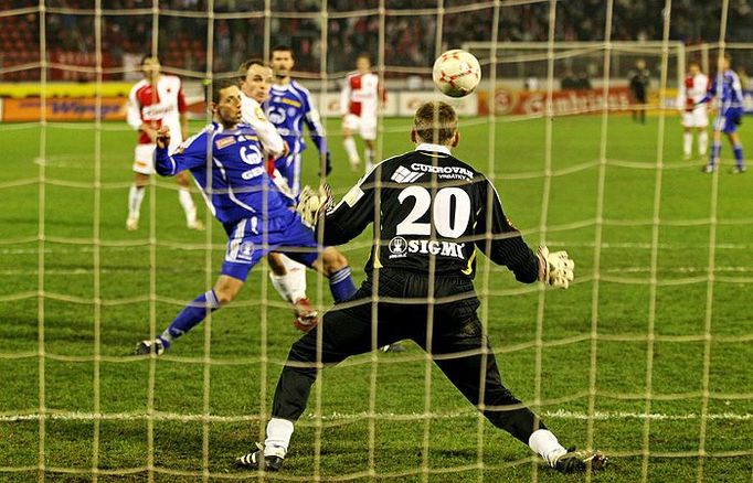 Zdeněk Šenkeřík (#14, Slavia Praha) vystřídal v závěru Milana Ivana a také přidal svou neproměněnou gólovou šanci.