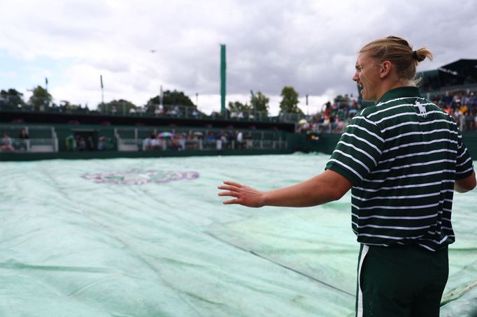 Hned první den letošního Wimbledonu narušil déšť