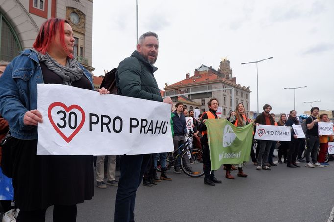 Demonstrace za snížení povolené rychlosti v Praze 13. dubna 2023.