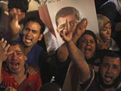 Příznivce Mursího zásah armády rozhořčil.