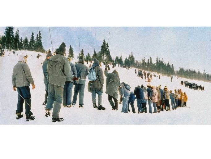 Pátrací skupiny provádějí sondování v laviništi. Rok 1974