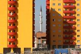 Téměř dokončený bytový komplex v Prištině. Polovina obyvatel Kosova je mladší než 25 let, nové byty budou potřeba.