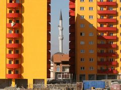 Téměř dokončený bytový komplex v Prištině. Polovina obyvatel Kosova je mladší než 25 let, nové byty budou potřeba.