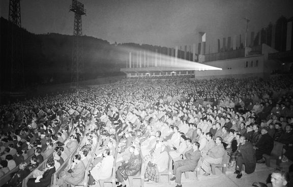 Letní kino na festivalu v Karlových Varech, 1960.