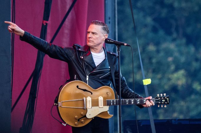 Bryan Adams při červnovém koncertu v dánském Odense.