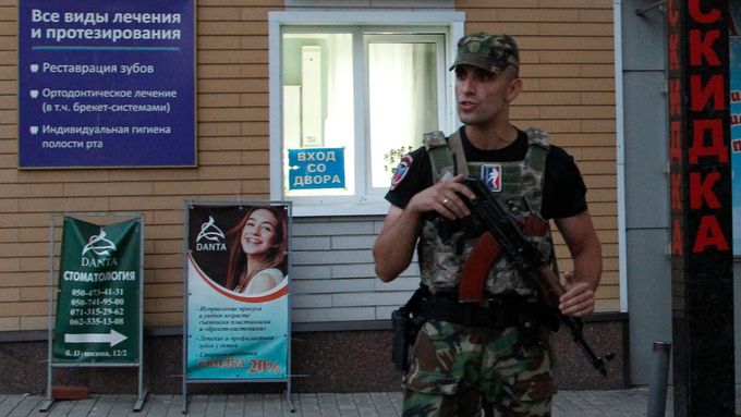 Ozbrojená stráž hlídá v centru Doněcku kousek od místa, kde byl Zacharčenko zabit.