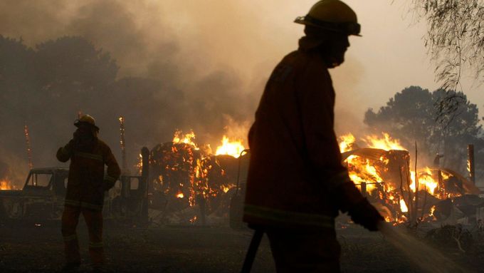Ničivé požáry si v Austrálii v poslední týdnu vyžádaly přes 180 lidských životů