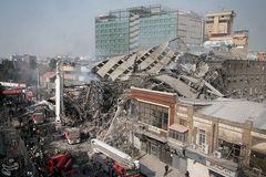 V Teheránu se zřítila budova s nákupním centrem, nejméně 20 hasičů při zásahu zemřelo