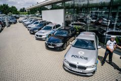 Děsivá nehoda policejního BMW. Shořelo při pronásledování motorkáře