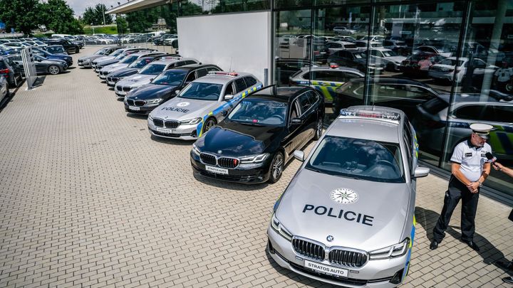 Děsivá nehoda policejního BMW. Shořelo při pronásledování motorkáře