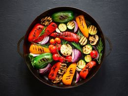 Grilovací sezona ještě nekončí: Pochutnejte si na grilované zelenině s výtečným dipem