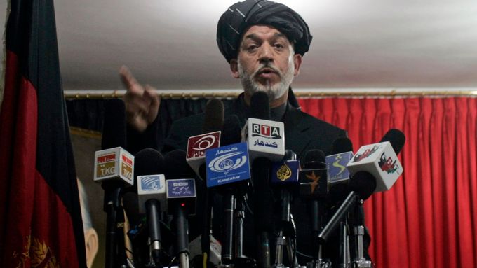 Hamíd Karzáí promlouvá před poslanci v Kandaháru.