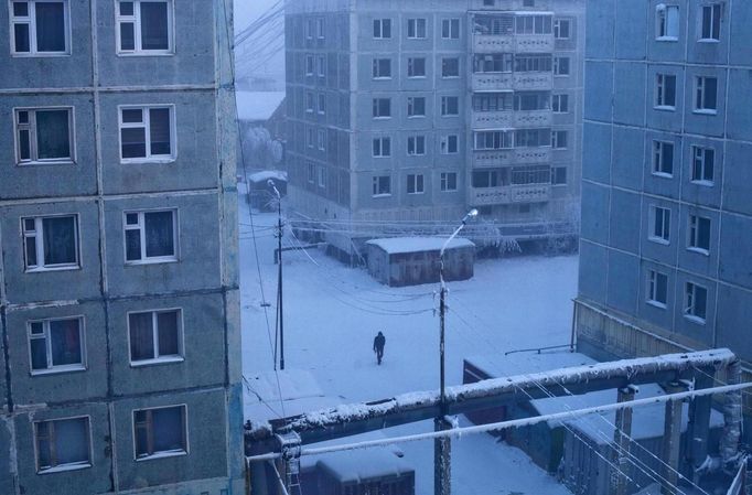 A man walks through a courtyard in Yakutsk, in the Republic of Sakha, northeast Russia, February 3, 2013. The coldest temperatures in the northern hemisphere have been recorded in Sakha, the location of the Oymyakon valley, where according to the United Kingdom Met Office a temperature of -67.8 degrees Celsius (-90 degrees Fahrenheit) was registered in 1933 - the coldest on record in the northern hemisphere since the beginning of the 20th century. Yet despite the harsh climate, people live in the valley, and the area is equipped with schools, a post office, a bank, and even an airport runway (albeit open only in the summer). Picture taken February 3, 2013. REUTERS/Maxim Shemetov (RUSSIA - Tags: SOCIETY ENVIRONMENT) ATTENTION EDITORS: PICTURE 6 OF 27 FOR PACKAGE 'THE POLE OF COLD' SEARCH 'MAXIM COLD' FOR ALL IMAGES Published: Úno. 18, 2013, 11:25 dop.