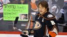 Teemu Selänne z Anaheimu Ducks objíždí před fanoušky v utkání, ve kterém hrál po 16 letech opět ve Winnipegu.