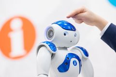 V Japonsku chybí ošetřovatelé, o seniory se postarají roboti. Dovedou je na záchod i oblečou