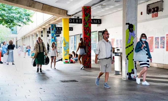 Město Cardiff nechalo své centrum pomalovat třemi mladými umělkyněmi. Kvůli příliš horlivé uklízecí četě ale po street artu nezbyla ani tečka.