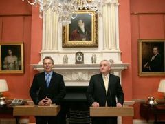 Britský premiér Tony Blair a jeho irský protějšek Bertie Ahern.