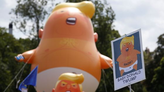 Lidé ve Skotsku protestují proti Donaldu Trumpovi.